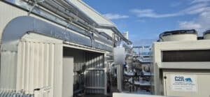 Installation C2R Froid industriel et commercial : tuyauterie, gaines de ventilation et unités de refroidissement sur un bâtiment à Perpignan.